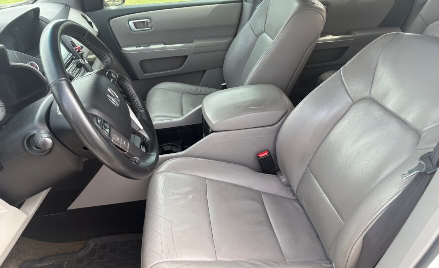 2014 Ford Explorer XLT – 4-Door AWD SUV, 7‑Passenger, V6, 6-Speed Auto